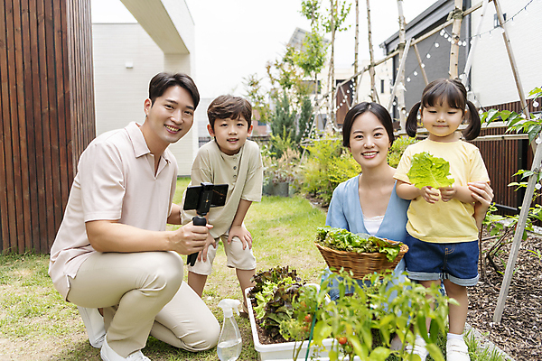 포토 JPG 주간 전신 응시 여자 남자 행복 어린이 가족 미소 들기 소녀 소년 여러명 상반신 성인 야외 앞모습 옆모습 30대 스마트폰 소쿠리 한국인 가족라이프 무릎꿇기 셀카봉 쌈채소 텃밭 홈파밍 자급자족라이프 국내포토 자연요소 라이프스타일 시선 감정 뷰포인트 다수 밭 채소 관계 모션 표정 사람 동양인 장년 핸드폰 스마트기기 바구니 농사 파일형식