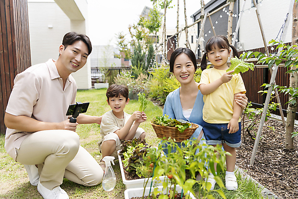 포토 JPG 주간 전신 응시 여자 남자 행복 어린이 가족 미소 들기 소녀 소년 여러명 상반신 성인 야외 앞모습 옆모습 30대 스마트폰 소쿠리 한국인 가족라이프 무릎꿇기 셀카봉 쌈채소 텃밭 홈파밍 자급자족라이프 국내포토 자연요소 라이프스타일 시선 감정 뷰포인트 다수 밭 채소 관계 모션 표정 사람 동양인 장년 핸드폰 스마트기기 바구니 농사 파일형식