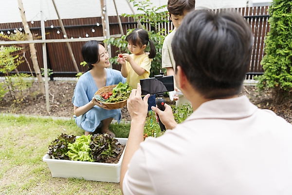 포토 JPG 주간 전신 여자 남자 행복 어린이 가족 들기 소녀 소년 여러명 상반신 성인 야외 앞모습 뒷모습 30대 스마트폰 소쿠리 마주보기 한국인 가족라이프 웅크림 셀카봉 쌈채소 텃밭 영상촬영 홈파밍 자급자족라이프 국내포토 자연요소 라이프스타일 감정 뷰포인트 다수 밭 채소 관계 모션 사람 동양인 장년 핸드폰 스마트기기 바구니 농사 촬영 파일형식