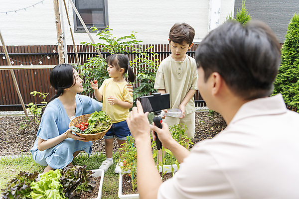 포토 JPG 주간 전신 여자 남자 행복 어린이 가족 서기 들기 소녀 소년 여러명 상반신 성인 야외 앞모습 옆모습 뒷모습 30대 스마트폰 소쿠리 마주보기 한국인 가족라이프 웅크림 셀카봉 쌈채소 텃밭 영상촬영 홈파밍 자급자족라이프 국내포토 자연요소 라이프스타일 감정 뷰포인트 다수 밭 채소 관계 모션 사람 동양인 장년 핸드폰 스마트기기 바구니 농사 촬영 파일형식