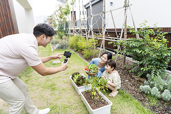 포토 JPG 주간 전신 응시 여자 남자 행복 어린이 가족 미소 들기 소년 성인 야외 앞모습 옆모습 세명 30대 스마트폰 소쿠리 한국인 가족라이프 웅크림 셀카봉 쌈채소 텃밭 어깨에손 영상촬영 홈파밍 자급자족라이프 국내포토 자연요소 라이프스타일 시선 감정 뷰포인트 밭 채소 관계 모션 표정 사람 동양인 장년 핸드폰 스마트기기 바구니 농사 촬영 파일형식