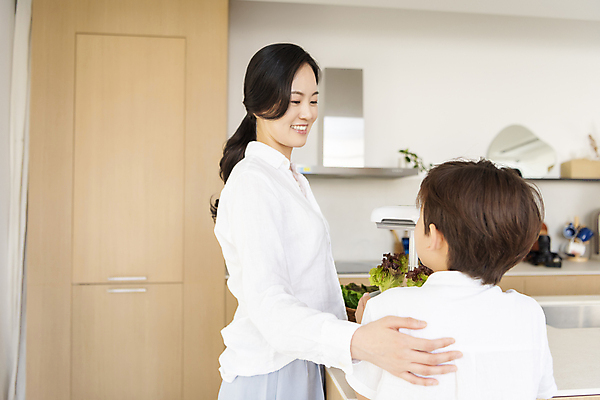 포토 JPG 응시 여자 남자 행복 어린이 가족 실내 미소 소년 상반신 성인 두명 옆모습 뒷모습 30대 기계 한국인 가족라이프 상추 홈파밍 자급자족라이프 아들바보 국내포토 모자관계 라이프스타일 시선 감정 아들 뷰포인트 채소 관계 엄마 표정 사람 동양인 내부 장년 농사 파일형식