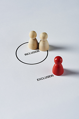 포토 JPG 스튜디오촬영 영어 회색배경 실내 사람없음 말_게임 사회이슈 갈등 인종차별 제외 차별 국내포토 문자 백그라운드 컨셉 내부 회색 파일형식