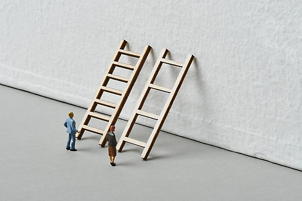 포토 JPG 스튜디오촬영 사다리 회색배경 실내 사람없음 사회이슈 인물미니어처 갈등 성차별 차별 국내포토 백그라운드 컨셉 내부 미니어처 회색 도구 파일형식