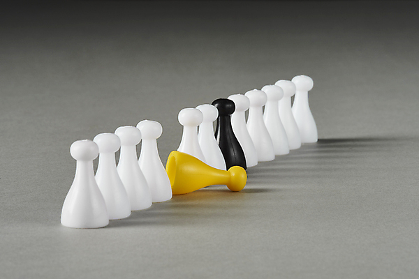 포토 JPG 스튜디오촬영 백인 흑인 회색배경 실내 동양인 사람없음 말_게임 사회이슈 일렬 갈등 인종차별 차별 쓰러짐 국내포토 서양인 백그라운드 컨셉 모션 인종 내부 회색 파일형식