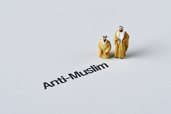 포토 JPG 스튜디오촬영 영어 실내 사람없음 이슬람교 사회이슈 흰배경 인물미니어처 갈등 인종차별 중동인 차별 혐오 국내포토 외국인 문자 감정 종교 백그라운드 컨셉 내부 미니어처 흰색 파일형식