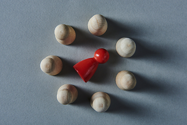 포토 JPG 스튜디오촬영 회색배경 실내 사람없음 하이앵글 말_게임 그룹 범죄 사회이슈 갈등 인종차별 차별 쓰러짐 혐오 국내포토 감정 뷰포인트 백그라운드 컨셉 모션 내부 회색 파일형식