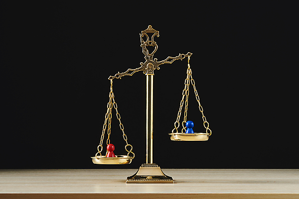 포토 JPG 스튜디오촬영 검은배경 실내 사람없음 말_게임 사회이슈 갈등 양팔저울 성차별 차별 젠더 국내포토 백그라운드 컨셉 저울 내부 검은색 파일형식