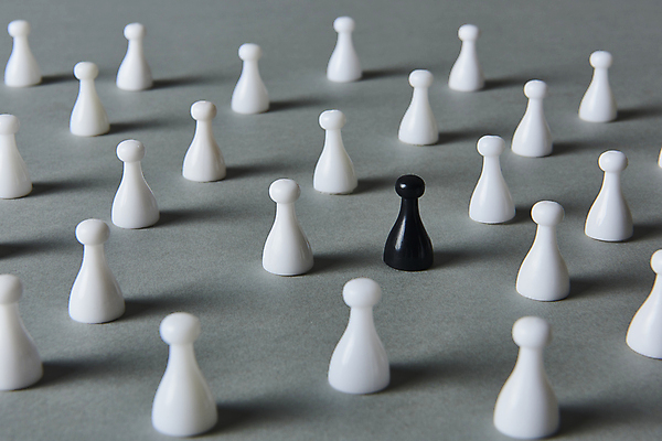 포토 JPG 스튜디오촬영 백인 흑인 회색배경 실내 사람없음 말_게임 사회이슈 갈등 인종차별 차별 국내포토 서양인 백그라운드 컨셉 내부 회색 파일형식