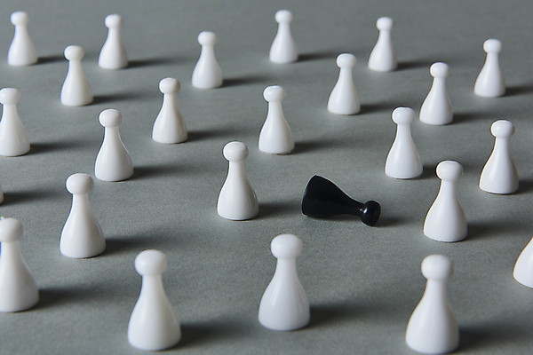 포토 JPG 스튜디오촬영 백인 흑인 회색배경 실내 사람없음 말_게임 범죄 사회이슈 갈등 인종차별 차별 쓰러짐 혐오 국내포토 서양인 감정 백그라운드 컨셉 모션 내부 회색 파일형식