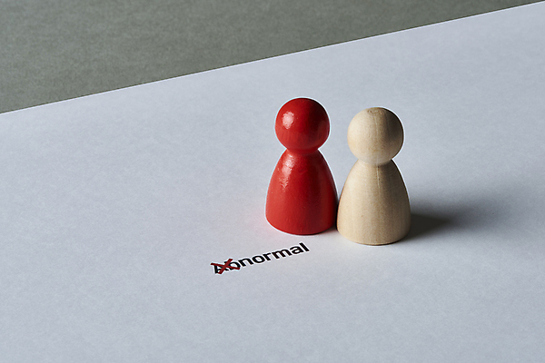 포토 JPG 스튜디오촬영 영어 회색배경 실내 사람없음 말_게임 사회이슈 갈등 인종차별 차별 평등 국내포토 문자 백그라운드 컨셉 내부 회색 파일형식