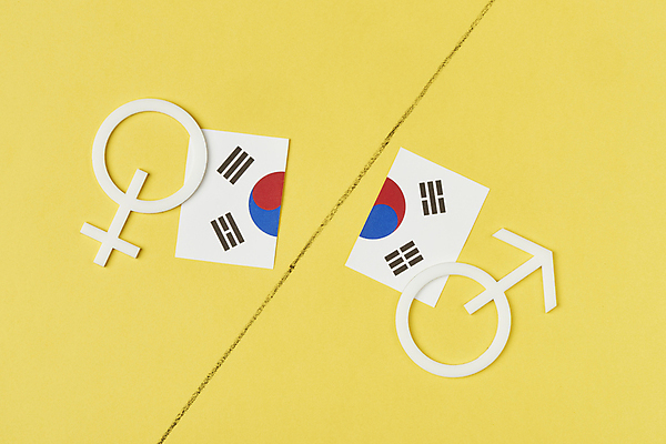 포토 JPG 스튜디오촬영 선 한국 실내 사람없음 하이앵글 태극기 사회이슈 찢어짐 갈등 성별 남자기호 노란배경 성차별 여자기호 차별 젠더 국내포토 아시아 뷰포인트 백그라운드 컨셉 모션 내부 노란색 국기 성별기호 파일형식