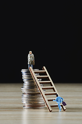 포토 JPG 스튜디오촬영 백인 흑인 비즈니스 사다리 검은배경 실내 사람없음 비즈니스맨 사회이슈 인물미니어처 갈등 동전탑 인종차별 차별 국내포토 서양인 남자 백그라운드 컨셉 내부 쌓기 동전 검은색 미니어처 도구 직장인 파일형식