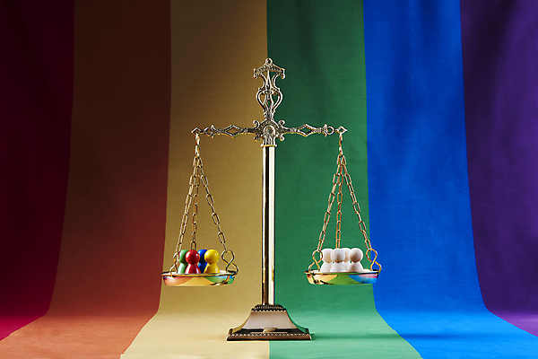 포토 JPG 스튜디오촬영 실내 사람없음 깃발 말_게임 사회이슈 양팔저울 무지개색 동성애자 평등 성소수자 젠더 국내포토 컨셉 저울 내부 컬러풀 파일형식