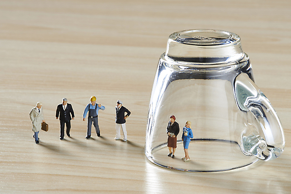 포토 JPG 스튜디오촬영 유리 잔 실내 사람없음 사회이슈 인물미니어처 갈등 성차별 제외 차별 나무배경 젠더 국내포토 식기 백그라운드 컨셉 재질 내부 미니어처 파일형식