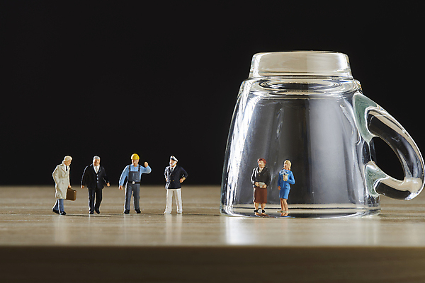 포토 JPG 스튜디오촬영 유리 검은배경 잔 실내 사람없음 사회이슈 인물미니어처 갈등 성차별 제외 차별 젠더 국내포토 식기 백그라운드 컨셉 재질 내부 검은색 미니어처 파일형식