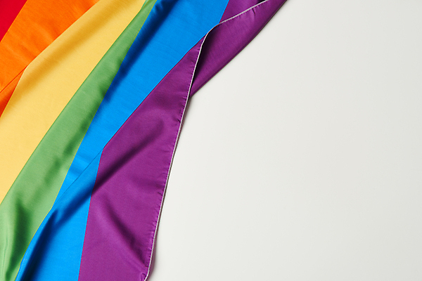 포토 JPG 스튜디오촬영 실내 사람없음 하이앵글 깃발 천 사회이슈 흰배경 무지개색 동성애자 평등 성소수자 젠더 국내포토 뷰포인트 백그라운드 컨셉 내부 컬러풀 흰색 직물 파일형식