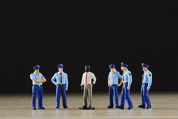 포토 JPG 스튜디오촬영 백인 흑인 검은배경 실내 사람없음 경찰 사회이슈 인물미니어처 갈등 인종차별 차별 과잉진압 혐오 국내포토 서양인 직업 감정 백그라운드 컨셉 내부 검은색 미니어처 진압 파일형식