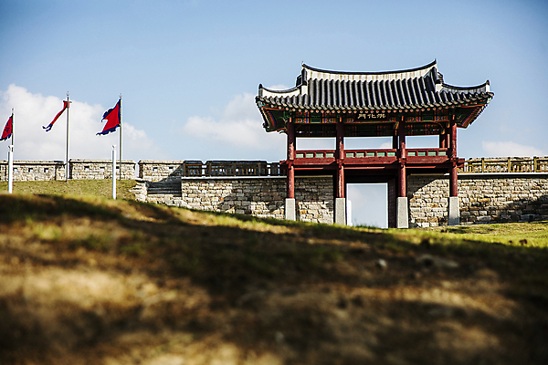 포토 JPG 주간 구름 하늘 사람없음 야외 문화재 깃발 성 충청남도 성벽 홍성 홍주읍성 국내포토 자연요소 건축물 충청도 파일형식