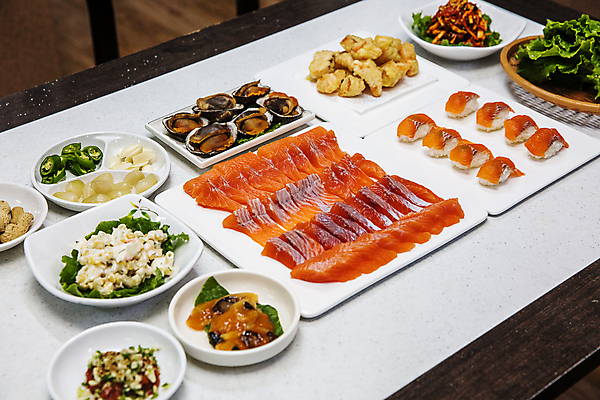 포토 JPG 식탁 반찬 실내 사람없음 식사 초밥 충청남도 상차림 송어 홍성 송어회 국내포토 음식 탁자 어류 내부 생선회 충청도 일본음식 파일형식