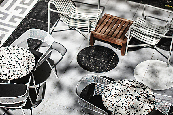 포토 JPG 주간 의자 탁자 서울 따뜻함 그림자 사람없음 야외 하이앵글 햇빛 감성 야외테라스 휴식처 국내포토 자연요소 뷰포인트 가구 컨셉 휴식 한국 태양 발코니 파일형식