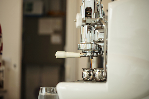 포토 JPG 주간 커피 실내 사람없음 아웃포커스 카페 붓기 감성 에스프레소 에스프레소머신 에스프레소잔 국내포토 자연요소 음료 컨셉 모션 잔 촬영기법 내부 상점 커피용품 파일형식