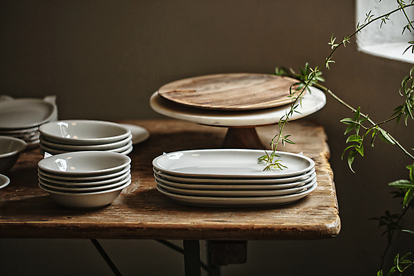 포토 JPG 그릇 접시 탁자 실내 사람없음 쌓기 풀 정리 감성 나무접시 정리정돈 플레이팅 국내포토 식물 식기 가구 컨셉 모션 내부 상차림 파일형식