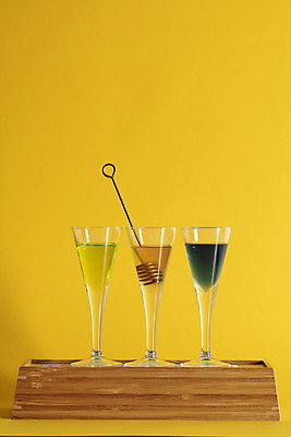 포토 JPG 실내 사람없음 알코올 칵테일 받침대 칵테일잔 감성 노란배경 김포 국내포토 백그라운드 컨셉 술잔 주류 내부 노란색 경기도 파일형식