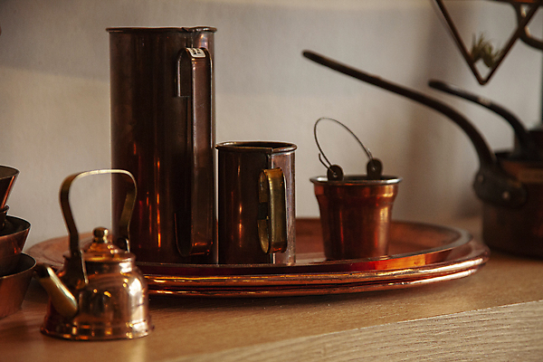 포토 JPG 주전자 쟁반 실내 사람없음 컵 상점 앤티크 오브젝트 감성 청동 국내포토 식기 컨셉 주방용품 내부 파일형식