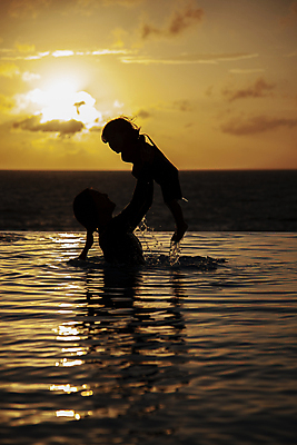 포토 JPG 주간 전신 구름 여자 실루엣 바다 가족 가족여행 풍경 상반신 성인 야외 두명 노을 아기 감성 푸켓 들어올리기 국내포토 자연요소 여행 컨셉 관계 모션 태국 촬영기법 사람 파일형식