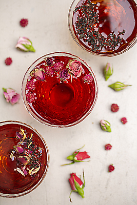 포토 JPG 꽃잎 실내 사람없음 하이앵글 찻잔 꽃봉오리 흰배경 감성 꽃차 국내포토 꽃 뷰포인트 백그라운드 컨셉 잔 내부 차_음료 흰색 파일형식