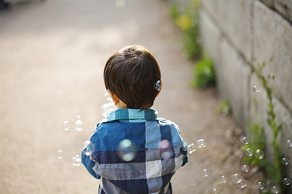 포토 JPG 주간 남자 어린이 한명 소년 상반신 야외 뒷모습 아웃포커스 비눗방울 감성 천진난만 소년한명만 국내포토 자연요소 1 뷰포인트 컨셉 촬영기법 사람 남자한명만 소년만 파일형식