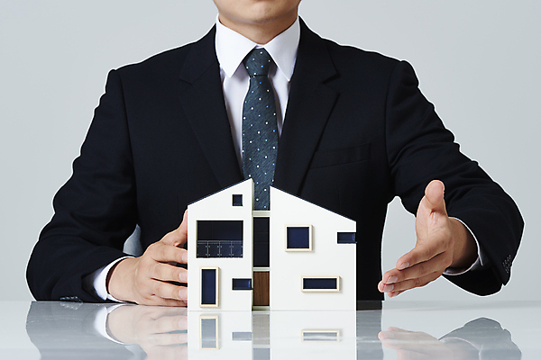 포토 JPG 스튜디오촬영 남자 부동산 안내 실내 한명 정장 상반신 20대 성인 앞모습 한국인 가리킴 흰배경 건축모형 부동산거래 부동산시장 부동산전문가 부동산정책 부동산중개사 부동산중개인 부동산투자 분양 아파트분양 성인남자한명만 주택대출 국내포토 직업 1 옷 뷰포인트 백그라운드 아파트 사람 동양인 손짓 청년 내부 모형 흰색 시장 재산 전문직 중개인 투자 대출 정책 남자한명만 성인남자만 파일형식