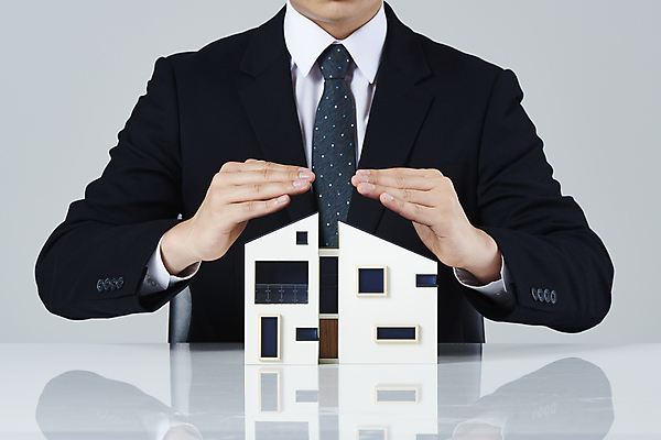 포토 JPG 스튜디오촬영 남자 부동산 실내 한명 정장 손짓 상반신 20대 성인 앞모습 한국인 보호 흰배경 건축모형 부동산거래 부동산시장 부동산전문가 부동산정책 부동산투자 분양 아파트분양 성인남자한명만 주택대출 국내포토 1 옷 뷰포인트 백그라운드 컨셉 모션 아파트 사람 동양인 청년 내부 모형 흰색 시장 재산 전문직 투자 대출 정책 남자한명만 성인남자만 파일형식