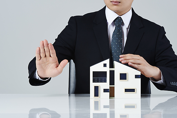 포토 JPG 스튜디오촬영 남자 부동산 실내 한명 정장 상반신 20대 성인 앞모습 한국인 보호 손내밀기 흰배경 건축모형 부동산거래 부동산시장 부동산전문가 부동산정책 부동산투자 분양 아파트분양 성인남자한명만 주택대출 국내포토 1 옷 뷰포인트 백그라운드 컨셉 아파트 사람 동양인 손짓 청년 내부 모형 흰색 시장 재산 전문직 투자 대출 정책 남자한명만 성인남자만 파일형식