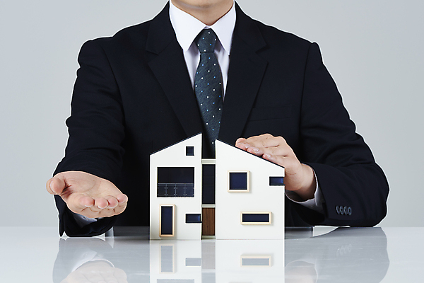 포토 JPG 스튜디오촬영 남자 부동산 안내 실내 한명 정장 손짓 상반신 20대 성인 앞모습 한국인 흰배경 건축모형 부동산거래 부동산시장 부동산전문가 부동산정책 부동산중개사 부동산중개인 부동산투자 분양 아파트분양 성인남자한명만 국내포토 직업 1 옷 뷰포인트 백그라운드 모션 아파트 사람 동양인 청년 내부 모형 흰색 시장 재산 전문직 중개인 투자 정책 남자한명만 성인남자만 파일형식