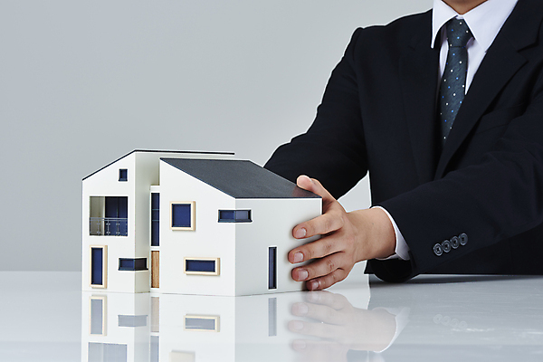 포토 JPG 스튜디오촬영 남자 부동산 실내 한명 정장 상반신 20대 성인 옆모습 한국인 흰배경 주기 건축모형 부동산거래 부동산시장 부동산전문가 부동산정책 부동산투자 분양 아파트분양 성인남자한명만 국내포토 1 옷 뷰포인트 백그라운드 모션 아파트 사람 동양인 청년 내부 모형 흰색 시장 재산 전문직 투자 정책 남자한명만 성인남자만 파일형식