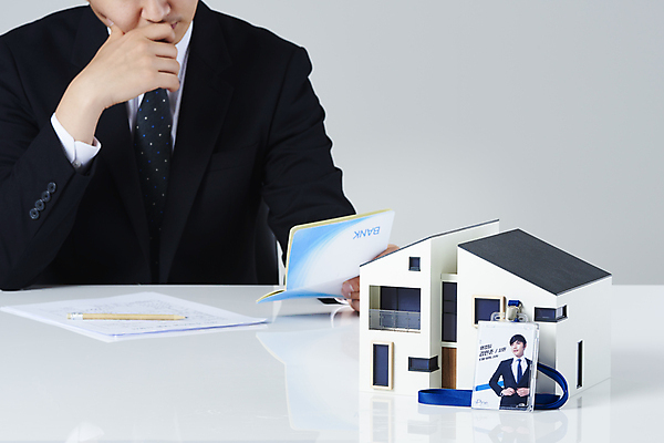 포토 JPG 스튜디오촬영 남자 부동산 실내 한명 들기 정장 상반신 20대 성인 앞모습 연필 턱괴기 한국인 고민 흰배경 문서 통장 건축모형 부동산거래 사원증 부동산시장 부동산전문가 부동산정책 부동산투자 분양 아파트분양 청약통장 성인남자한명만 사회초년생 주택대출 주택청약 청약 국내포토 1 옷 감정 뷰포인트 백그라운드 비즈니스 모션 학용품 아파트 사람 동양인 청년 내부 금융 경제 필기구 모형 흰색 시장 재산 전문직 투자 대출 정책 남자한명만 성인남자만 파일형식