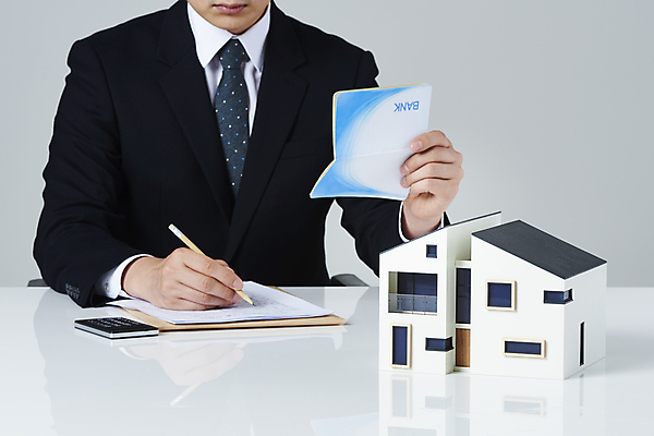 포토 JPG 스튜디오촬영 남자 부동산 실내 한명 들기 정장 상반신 20대 성인 앞모습 연필 한국인 계산기 흰배경 문서 통장 건축모형 부동산거래 부동산시장 부동산전문가 부동산정책 부동산투자 분양 서류작성 아파트분양 청약통장 성인남자한명만 주택대출 주택청약 청약 국내포토 1 옷 뷰포인트 백그라운드 모션 문구용품 학용품 아파트 사람 동양인 청년 내부 금융 경제 필기구 모형 장비 흰색 기록 시장 재산 전문직 투자 대출 정책 남자한명만 성인남자만 파일형식