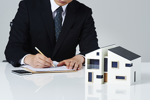 포토 JPG 스튜디오촬영 남자 부동산 실내 한명 들기 정장 상반신 20대 성인 앞모습 연필 한국인 계산기 흰배경 문서 건축모형 부동산거래 부동산시장 부동산전문가 부동산정책 부동산투자 서류작성 아파트분양 성인남자한명만 주택청약 청약 국내포토 1 옷 뷰포인트 백그라운드 모션 문구용품 학용품 아파트 사람 동양인 청년 내부 경제 필기구 모형 장비 흰색 기록 시장 재산 전문직 투자 분양 정책 남자한명만 성인남자만 파일형식