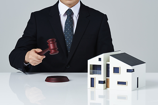 포토 JPG 스튜디오촬영 남자 부동산 실내 한명 들기 정장 상반신 20대 성인 앞모습 한국인 흰배경 의사봉 건축모형 부동산거래 경매 부동산시장 부동산전문가 부동산정책 부동산투자 분양 아파트분양 성인남자한명만 국내포토 1 옷 뷰포인트 백그라운드 모션 아파트 사람 동양인 청년 내부 경제 모형 흰색 시장 재산 전문직 투자 정책 남자한명만 성인남자만 파일형식