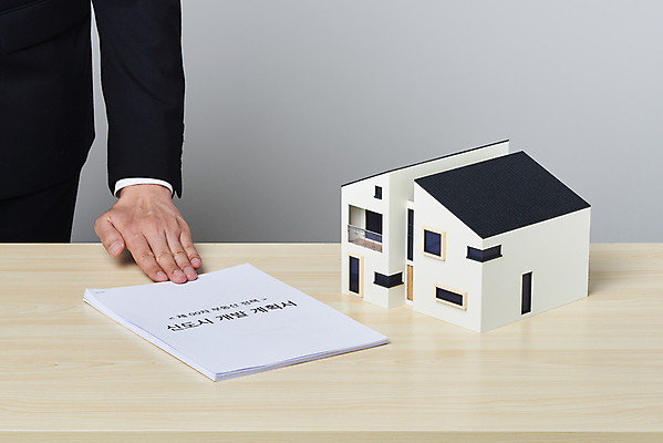 포토 JPG 스튜디오촬영 손 부동산 실내 들기 정장 신체부위 문서 제안서 건축모형 부동산거래 개발 나무탁자 부동산시장 부동산전문가 부동산정책 부동산투자 분양 불법 신도시 아파트분양 재개발 부동산투기 투기과열 국내포토 옷 모션 탁자 아파트 사람 내부 모형 도시 범죄 시장 재산 전문직 투자 정책 파일형식