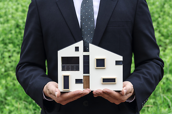 포토 JPG 주간 남자 부동산 한명 들기 정장 상반신 20대 성인 야외 앞모습 한국인 건축모형 부동산거래 부동산시장 부동산전문가 부동산정책 부동산투자 분양 아파트분양 성인남자한명만 국내포토 자연요소 1 옷 뷰포인트 모션 아파트 사람 동양인 청년 모형 시장 재산 전문직 투자 정책 남자한명만 성인남자만 파일형식