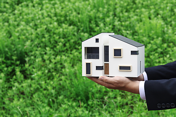 포토 JPG 주간 손 부동산 들기 정장 야외 신체부위 건축모형 부동산거래 부동산시장 부동산전문가 부동산정책 부동산투자 국내포토 자연요소 옷 모션 사람 모형 시장 재산 전문직 투자 정책 파일형식