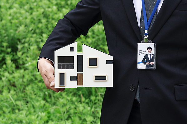 포토 JPG 주간 남자 부동산 한명 들기 정장 상반신 20대 성인 야외 앞모습 한국인 건축모형 부동산거래 사원증 부동산시장 부동산전문가 부동산정책 부동산투자 분양 아파트분양 성인남자한명만 사회초년생 주택청약 청약 국내포토 자연요소 1 옷 뷰포인트 비즈니스 모션 아파트 사람 동양인 청년 경제 모형 시장 재산 전문직 투자 정책 남자한명만 성인남자만 파일형식