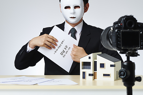 포토 JPG 스튜디오촬영 남자 부동산 안내 실내 가면 한명 들기 상반신 20대 성인 앞모습 카메라 한국인 흰배경 문서 건축모형 부동산거래 넣기 부동산시장 부동산전문가 부동산정책 부동산투자 분양 불법 신도시 아파트분양 재개발 성인남자한명만 크리에이터 1인미디어 영상촬영 부동산투기 국내포토 직업 1 뷰포인트 백그라운드 모션 아파트 사람 동양인 청년 내부 전자제품 모형 촬영 흰색 도시 범죄 시장 재산 전문직 투자 방송 정책 남자한명만 성인남자만 파일형식