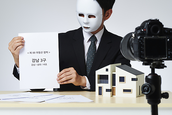 포토 JPG 스튜디오촬영 응시 남자 부동산 안내 실내 가면 한명 들기 상반신 20대 성인 앞모습 카메라 한국인 흰배경 문서 건축모형 부동산거래 방송장비 부동산시장 부동산전문가 부동산정책 부동산투자 분양 불법 신도시 아파트분양 재개발 성인남자한명만 크리에이터 1인미디어 영상촬영 부동산투기 국내포토 직업 1 시선 뷰포인트 백그라운드 모션 아파트 사람 동양인 청년 내부 전자제품 모형 촬영 장비 흰색 도시 범죄 시장 재산 전문직 투자 방송 정책 남자한명만 성인남자만 파일형식