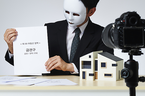 포토 JPG 스튜디오촬영 응시 남자 부동산 안내 실내 가면 한명 들기 상반신 20대 성인 앞모습 카메라 한국인 흰배경 문서 건축모형 부동산거래 방송장비 부동산시장 부동산전문가 부동산정책 부동산투자 분양 불법 신도시 아파트분양 재개발 성인남자한명만 크리에이터 1인미디어 영상촬영 부동산투기 국내포토 직업 1 시선 뷰포인트 백그라운드 모션 아파트 사람 동양인 청년 내부 전자제품 모형 촬영 장비 흰색 도시 범죄 시장 재산 전문직 투자 방송 정책 남자한명만 성인남자만 파일형식