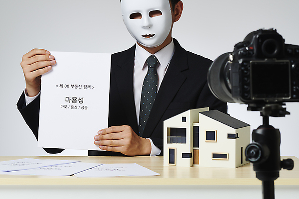 포토 JPG 스튜디오촬영 남자 부동산 안내 실내 가면 한명 들기 상반신 20대 성인 앞모습 카메라 한국인 흰배경 문서 건축모형 부동산거래 방송장비 부동산시장 부동산전문가 부동산정책 부동산투자 분양 불법 신도시 아파트분양 재개발 성인남자한명만 크리에이터 1인미디어 영상촬영 부동산투기 국내포토 직업 1 뷰포인트 백그라운드 모션 아파트 사람 동양인 청년 내부 전자제품 모형 촬영 장비 흰색 도시 범죄 시장 재산 전문직 투자 방송 정책 남자한명만 성인남자만 파일형식