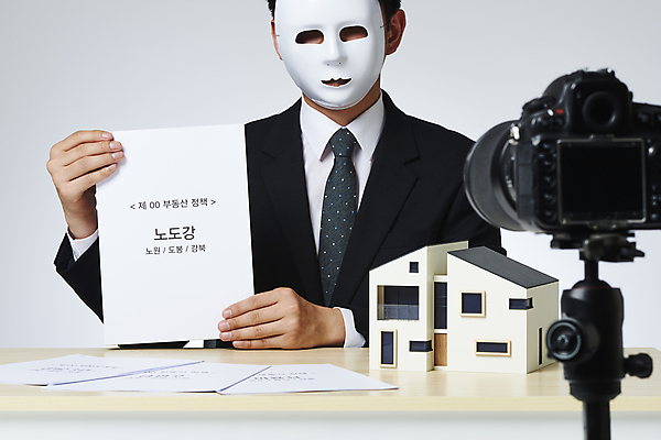 포토 JPG 스튜디오촬영 남자 부동산 안내 실내 가면 한명 들기 상반신 20대 성인 앞모습 카메라 한국인 흰배경 건축모형 부동산거래 방송장비 부동산시장 부동산전문가 부동산정책 부동산투자 분양 불법 신도시 아파트분양 재개발 성인남자한명만 크리에이터 1인미디어 영상촬영 부동산투기 국내포토 직업 1 뷰포인트 백그라운드 모션 아파트 사람 동양인 청년 내부 전자제품 모형 촬영 장비 흰색 도시 범죄 시장 재산 전문직 투자 방송 정책 남자한명만 성인남자만 파일형식